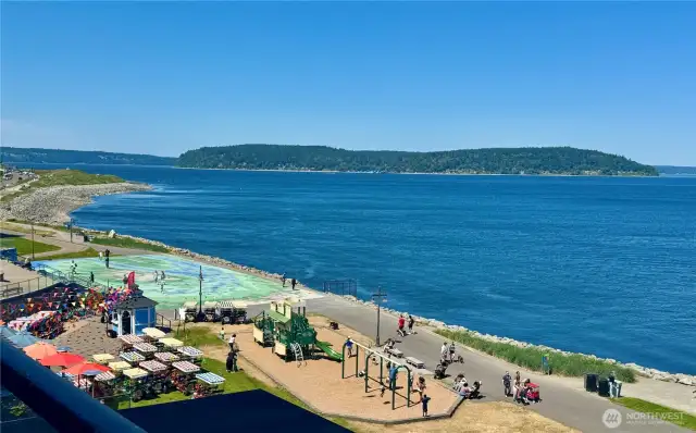 Your views include Vashon Island, Seattle and Surrounding areas, Port, as well as the ever changing boat traffic, ferry, sail boat races and so much more!
