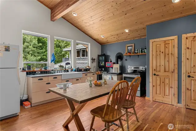 Whether you’re working from home, diving into a good book, or hosting friends for dinner, this vaulted, light-drenched space adapts with ease.