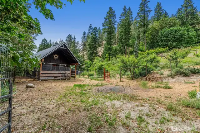Whether it’s ponies in the paddock or goats under the pines, this sweet hillside barn is ready for your furry or feathered crew.