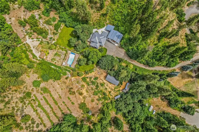 Gardens, classic barn, treehouse, gorgeous grounds and more!