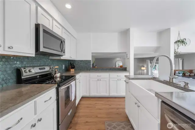 Farmhouse Sink and Stainless Steel Appliances Add Timeless Charm!