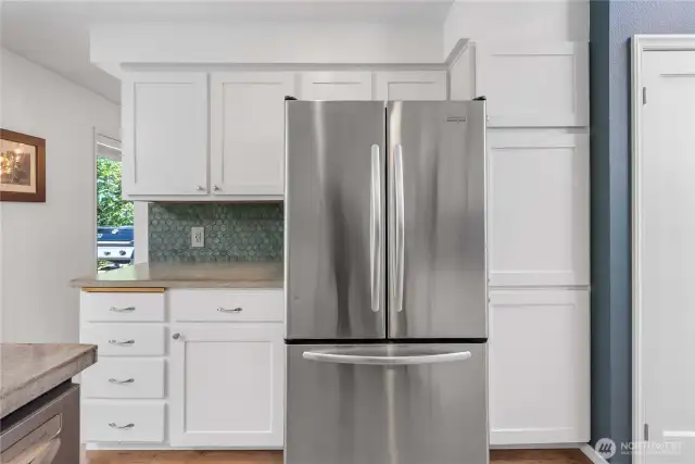 Crisp White Cabinets Paired with Sleek Stainless Steel Appliances
