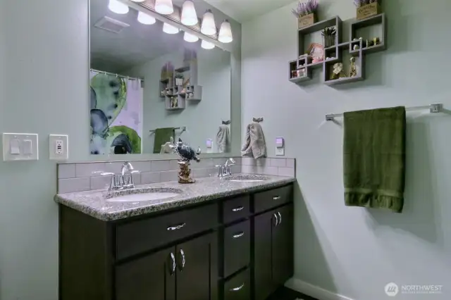 Main bathroom for 2nd/3rd bedroom and Guests.