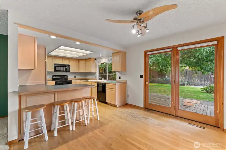 Dining to kitchen