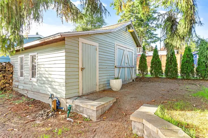 detached 1 car garage or shop.