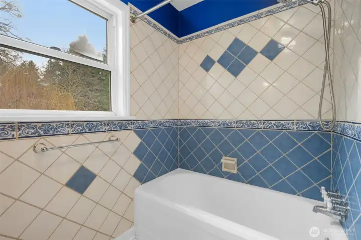 Full bath with tub and shower on the main level