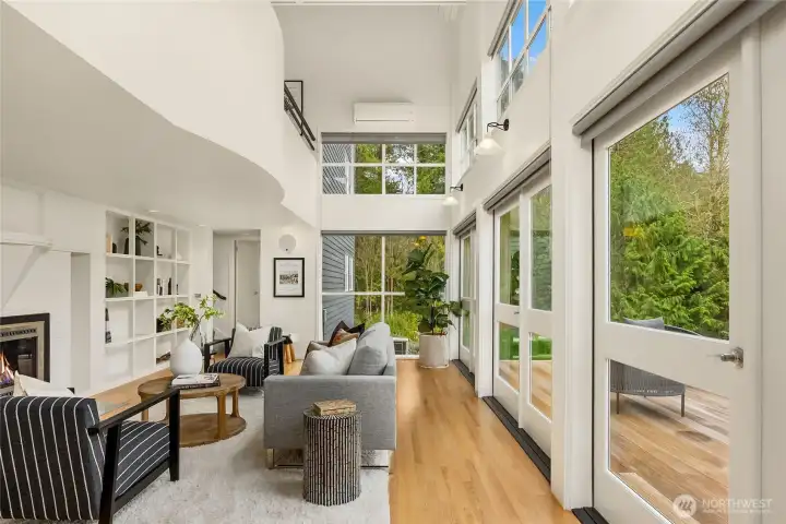 Endless windows frame nature at every turn, offering the extraordinary sensation of being outdoors while enjoying the comfort of home.