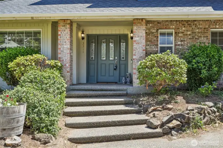 Really make this wonderful entrance your own! Really make this wonderful entrance your own!