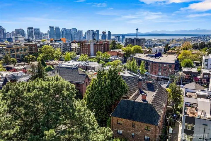 Experience the balance of quiet North Capitol Hill living with effortless access to the neighborhood’s vibrant restaurants, boutiques, and city energy.