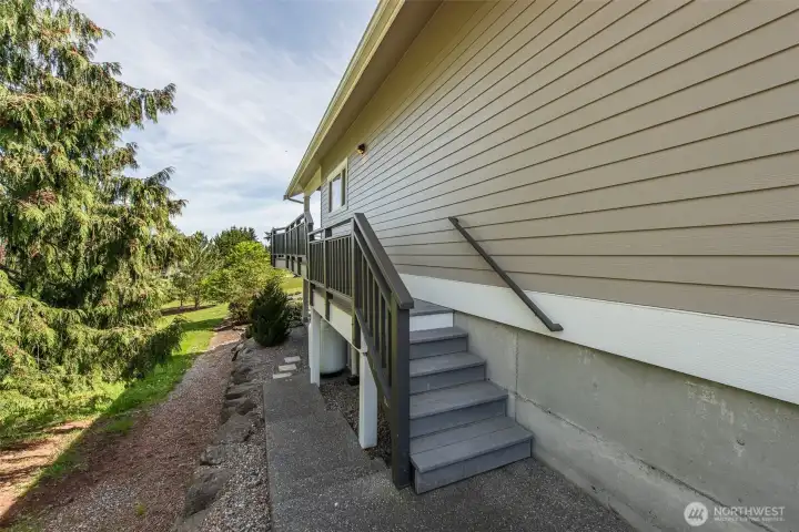 West side - Composite steps to covered porch off Kitchen