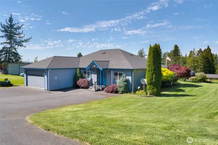 Welcome to this lovely 1801sqft custom built home in Clear Lake. Welcome to this lovely 1801sqft custom built home in Clear Lake.