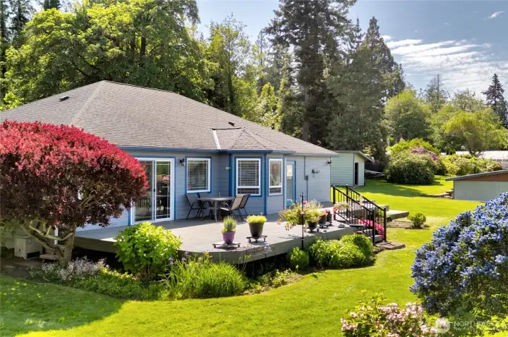 Great curb appeal in this lush country setting. Great curb appeal in this lush country setting.
