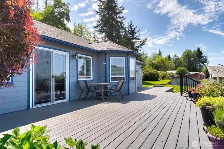 3 separate access point from the house making the inside outside living and entertaining seamless. 3 separate access point from the house making the inside outside living and entertaining seamless.