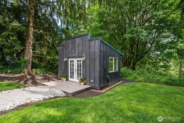 Detached studio with electricity and cable already in place