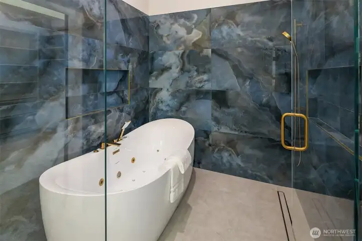 water room with jacuzzi tub with heated jets