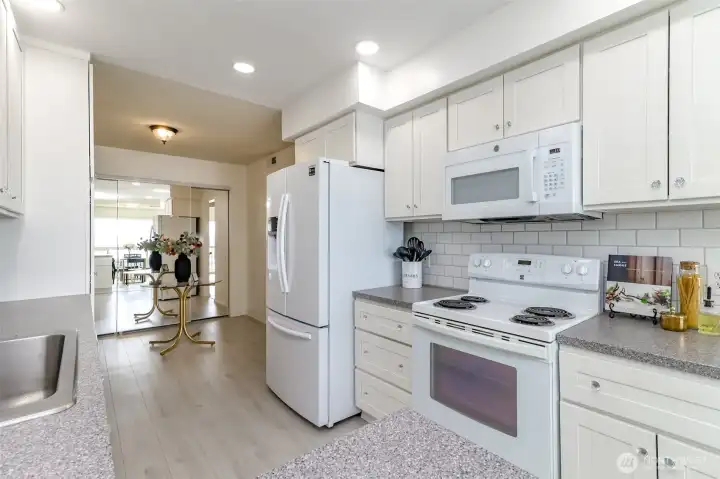 Bright Kitchen with lots of storage! Bright Kitchen with lots of storage!