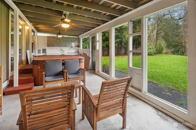 Large enclosed porch w/hot tub