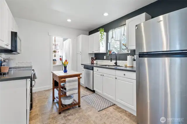 Great kitchen! Lots of space to have some people you like over for a meal of food.