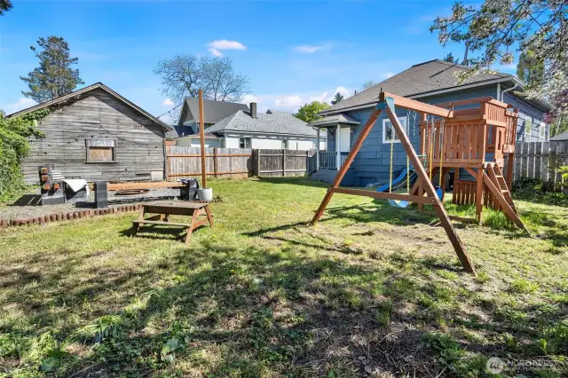 This yard has so much to offer!