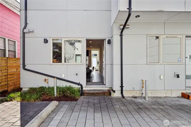A little walk-way from back to front on the side.