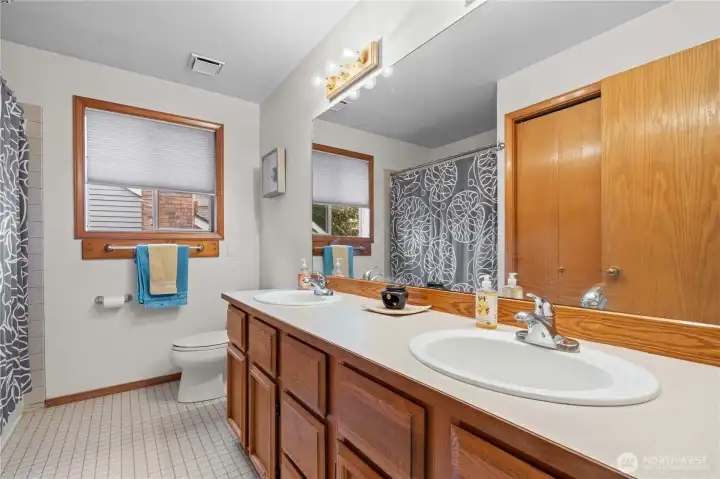 Hall bath with dual sinks!  Perfect for sharing!