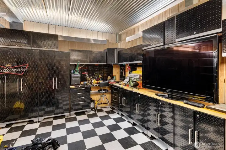 All diamond plate cabinetry & storage, and workbenches stay with the home!