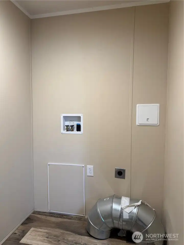 Washer & Dryer Hookups