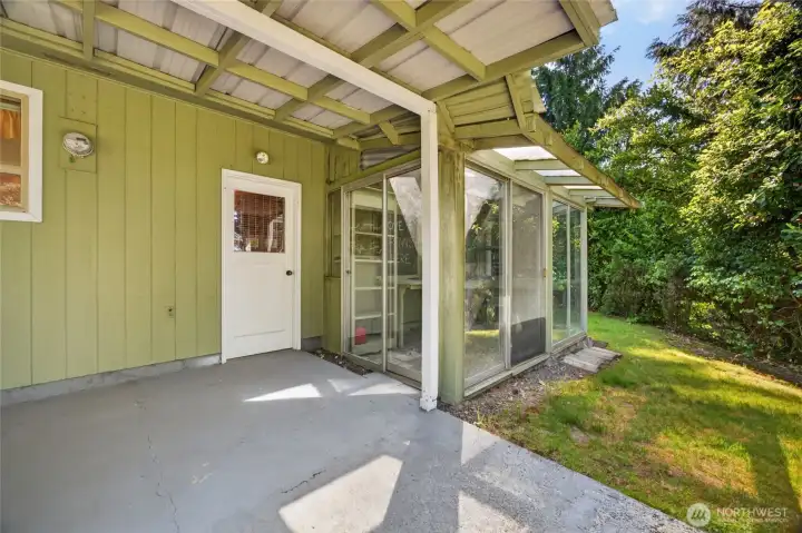Love the greenhouse proximity to the house. So many options.