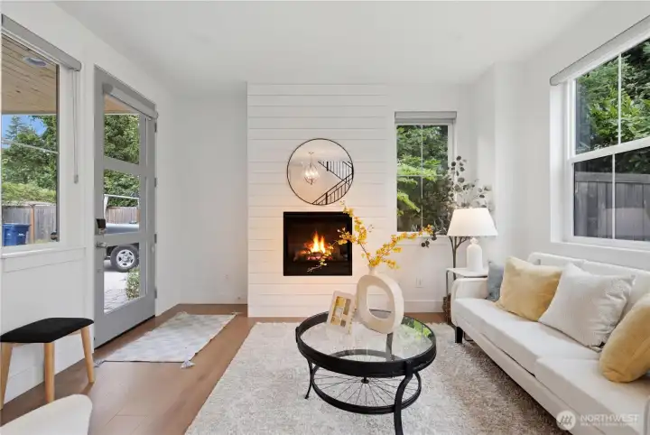 Living room with many windows: maximizing natural light.