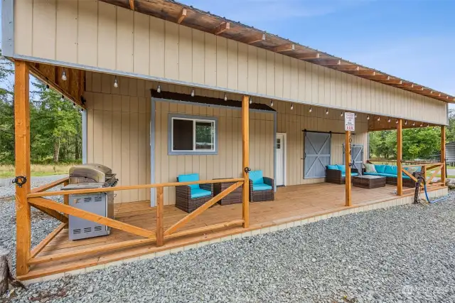 40 x 12 1/2 Tack room. 40' x 21' including the covered porch.