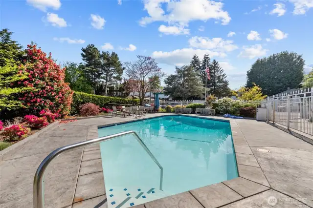 Exterior pool.