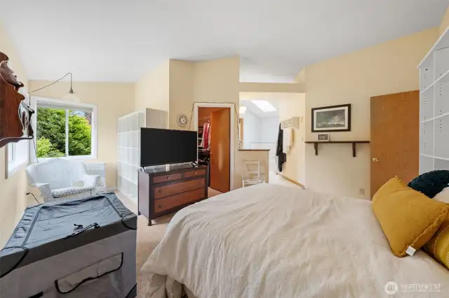 Large primary with great architectural angles!