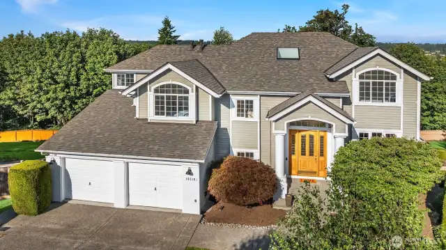 Perfect Woodinville location not far from Kingsgate, above Woodinville Wine Country, and just a short drive to shopping and restaurants at the Village at Totem Lake. The garage is a huge 3 car tandem with lots of storage. On the lower level you have an additional 600 sq ft storage area as well an additional finished closet/storage area.