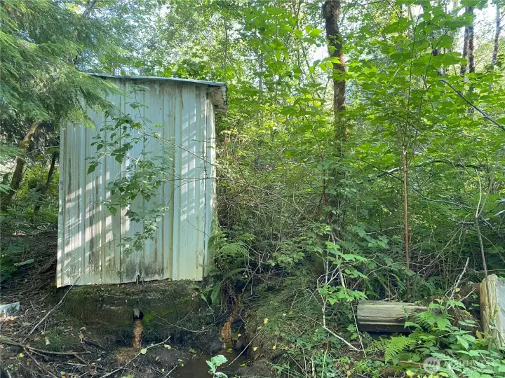 Structure marking overflowing underground spring
