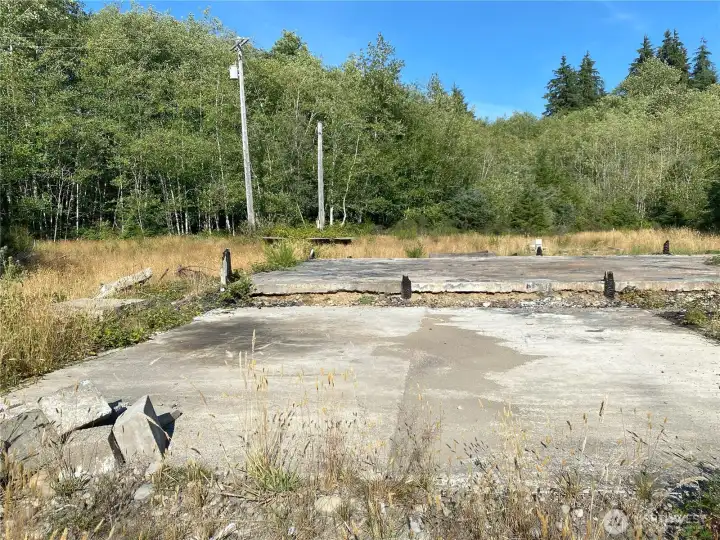 Foundation for previous shake mill