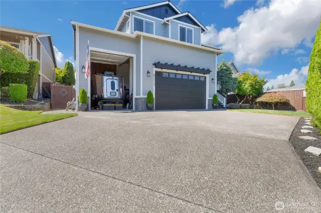 Oversized 3 car garage w/20ft ceilings. 3rd Bay has brand new 12 ft door, 22 ft deep... perfect for a 20 ft trailer or mechanics dream! Plus, extra storage area in garage.