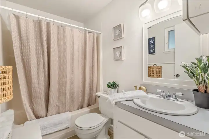 Primary  ensuite bathroom