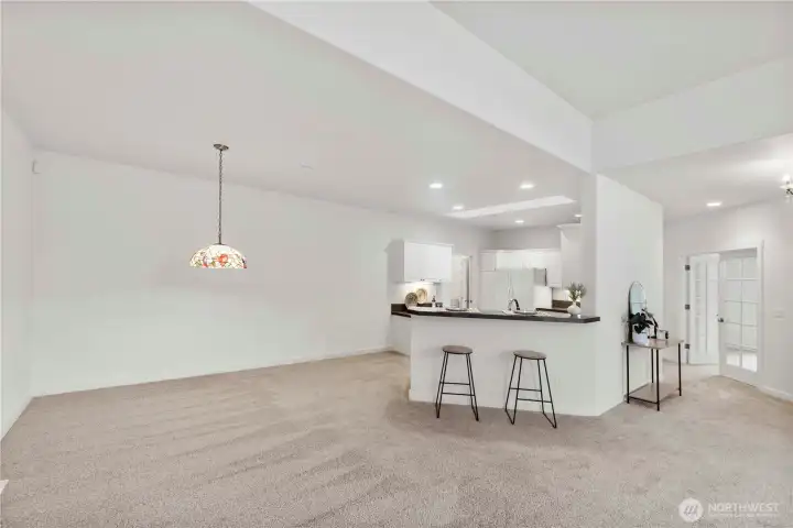 Beauitful Tiffany style chandelier in the dining area