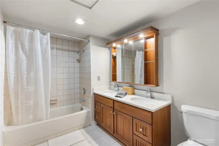 Full bath with everything you need.