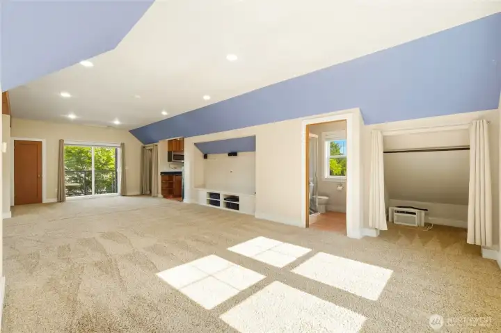 Another view of the apartment.