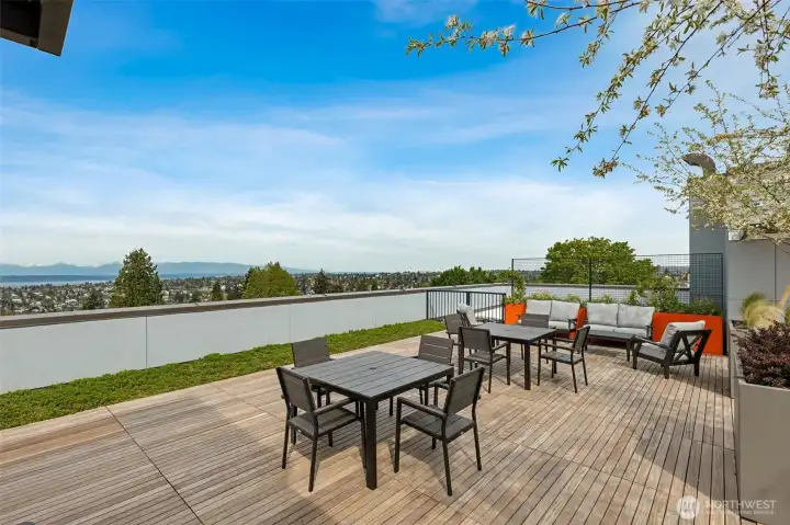 Community rooftop deck. Enjoy more beautiful views Community rooftop deck. Enjoy more beautiful views