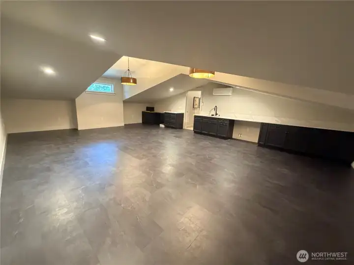 Bonus room with wet bar and ample cabinet space Bonus room with wet bar and ample cabinet space