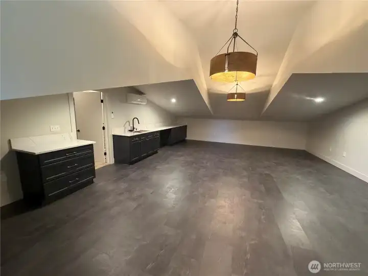 Bonus room with wet bar and ample cabinet space Bonus room with wet bar and ample cabinet space