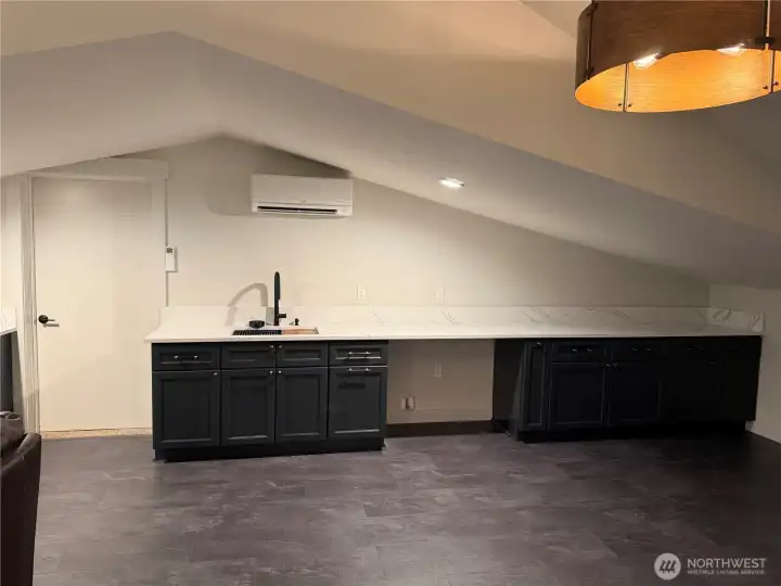 Bonus room with wet bar and ample cabinet space Bonus room with wet bar and ample cabinet space