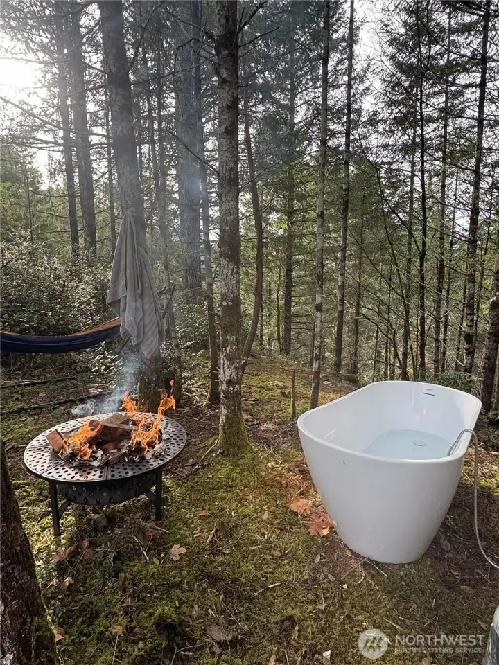 End the day soaking beneath the trees, gather around the fire, and let the sounds of nature replace the noise of everyday life.