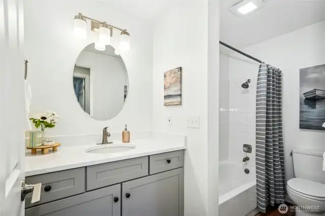 Beautiful full bathroom
