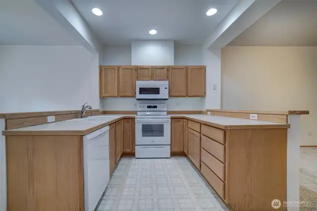Kitchen w/beautiful New/ Newew appliances.