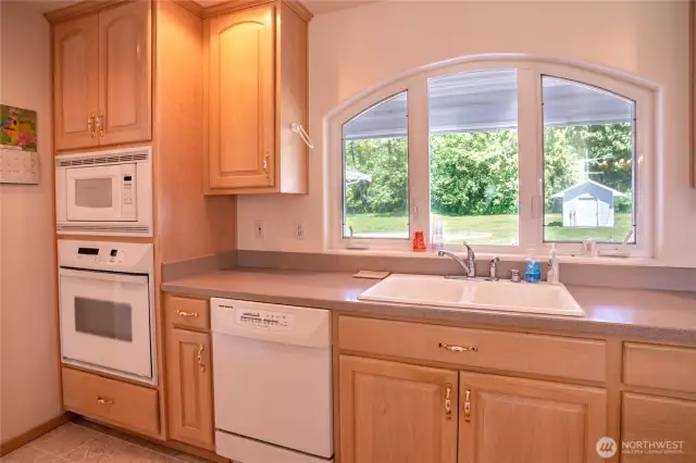 Oven and microwave