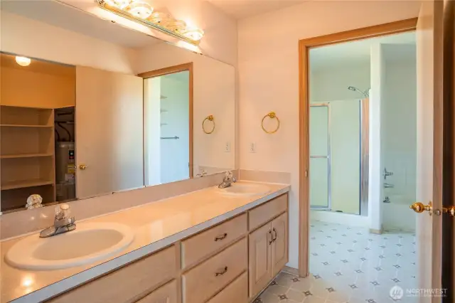 Master Bath w/double sink vanity