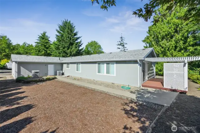 Approx. 24' x 24' attached garage - A/C, Generator & Instant Hot.